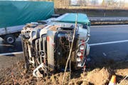 Der Lastwagen kippte auf der A2 zur Seite. (Bild: Luzerner Polizei)