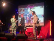 Die Moderatoren Samuel Konrad (links) und David Roth (rechts) im Gespräch mit FCL-Spieler Marvin Schulz. (Bild: Roman Hodel (Luzern, 10. Januar 2018))