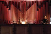 Die Schwedin Anna von Hausswolff spielt und singt an der Orgel der Kapuzinerkirche Stans. (Bild: Corinne Glanzmann (27. April 2017))