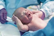 Über 900 Kinder kommen im Zuger Kantonsspital jährlich auf die Welt, doch wer betreut sie zukünftig? (Symbolbild: Sean O’Riordan/Getty)
