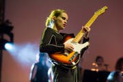 Anna Calvi bei ihrem Konzert am Eröffnungstag des Blue Balls (Bild: Keystone / Urs Flüeler)