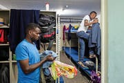 Asylbewerber sollen auch im Kanton Zug vermehrt in Zivilschutzanlagen untergebracht werden können – wie diese Eritreer im Durchgangszentrum Lumino. (Bild: Keystone)
