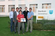 Das Initiativkomitee vor dem Gemeindehaus in Dierion. (Bild: PD)