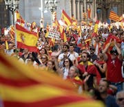 Hunderttausende Menschen demonstrierten gestern in Barcelona gegen die Separation Kataloniens von Spanien. (Bild: Marta Perez/EPA)