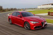 Die Giulia von Alfa Romeo ist in der V6-Motorisierung mit 510 PS kraftvoll und dynamisch unterwegs. Die Italiener gehen mit diesem Auto in eine von den Alfisti lange vermisste Modelloffensive. (Bild: PD)