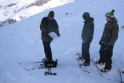 Ein Obwaldner Wildhüter erklärt Freeridern auf der Melchsee-Frutt, wo sich die Wildruhegebiete befinden. (Bild: PD)