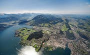 Der Kanton Luzern – hier der Blick über die Stadt Luzern in Richtung Pilatus und Umland – ist dort für Firmen attraktiv, wo er für den Verkehr gut erschlossen ist. (Bild: Keystone/Erich Müller)