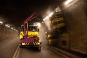 Der Gotthard-Strassentunnel wird geputzt und ist für den Verkehr während 14 Nächten gesperrt. (Archivbild Neue LZ)