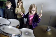Kinder an einem Beratungsnachmittag der Musikschule Luzern. Am Schlagzeug: Michelle Müller. (Bild: Archiv / Neue LZ)