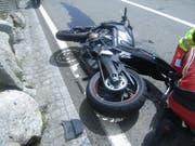 Der Motorradfahrer musste mit der Rega ins Spital geflogen werden. (Bild: Kapo Uri)