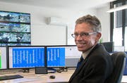 Darf die Öffentlichkeit wissen, wie viel VBL-Direktor Norbert Schmassmann (auf dem Bild in der neuen Leitstelle) verdient? Ja, findet eine Mehrheit des Stadtparlaments. (Bild: Keystone / Anthony Alex)