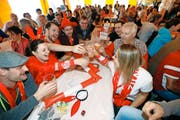 Der Fast-Sieger-Schluck zum Abpfiff: Freudige Stimmung herrschte. (Bilder Stefan Kaiser)