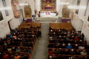 200 Bürger von Bürglen verfolgen die Informations- und Kirchgemeindeversammlung. (Bild: Keystone)
