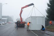 In diesem Container, der am Donnerstag im Ibach aufgestellt worden ist, können sich die Prostituierten beraten und bereuen lassen. (Bild: Dominik Wunderli / Neue LZ)