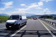 Drei Personen wurden beim Unfall verletzt. (Bild: Zuger Polizei)