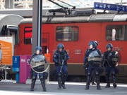 Polizisten aus mehreren Kantonen rückten in Schutzmontur aus. (Bild: Geri Holdener, Bote der Urschweiz)