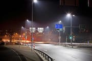 Der Autobahnzubringer in Buchrain: Hier sind teilweise bereits LED-Leuchten (mit dem weissen Licht) im Einsatz. (Bild: PD/Brunner Elektroplan AG)