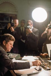 Präsident John F. Kennedy im Weissen Haus, wenige Monate nach seinem Amtsantritt. (Bild: Paul Schutzer/Getty (Washington, April 1961))