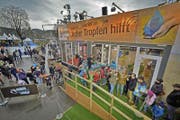 Wie im Jahr 2012 steht die Glasbox auch 2017 wieder auf dem Europaplatz in Luzern. (Bild: Pius Amrein/LZ (Luzern, 17.12.2012))