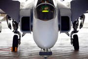 Piloten bereiten den Gripen für den Start vor. Im Januar wurde das schwedische Kampfflugzeug auf dem Militärflugplatz Emmen der Öffentlichkeit vorgestellt. (Bild: Keystone/Urs Flüeler)
