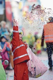 Am Baarer Kinderumzug geben die Bremer Stadtmusikanten den Takt an, Konfetti fliegen durch die Luft und beim bunten Allerlei fühlt sich jedes Kind wohl. (Bilder: Maria Schmid (12. Februar 2018))
