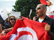 Tunesier demonstrieren in der Hauptstadt Tunis für mehr Demokratie: Die Schweiz unterstützte 2011 eine Stiftung, die zivilgesellschaftliche Akteure in nordafrikanischen Staaten stärken sollte. (Bild: Hassene Dridi/AP (16. Oktober 2011))