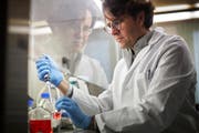 Marcel Egli bereitet eines der beiden Experimente vor, die auf der Raumstation ISS durchgeführt werden. (Bild: Beat Brechbühl / Hochschule Luzern)