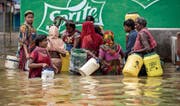 Sie kämpfen mit den Wassermassen: Menschen des Dorfes Amta in der Nähe von Kalkutta. (Bild: Piyal Adhikary/EPA (Amta, 30. Juli 2017))