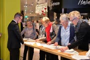 Gut hingeschaut, damit das Falten auch zu Hause klappt. (Bild: GutAlfonsCH-6048Horw 041711681)