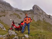 Fabio posiert unterhalb von Pilatus Kulm mit seinem Töffli. (Bild: PD)