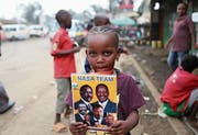 Ein Kind hält einen Flyer von Oppositionsführer Odinga hoch. (Bild: Brian Inganga/AP (Nairobi, 1. September 2017))