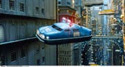 Fliegendes Auto im Film «The Fifth Element» (1997). Trotz solcher Visionen bleiben wir wohl noch lange auf dem Boden. (Bild Cinetext)