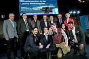 Die elf Stadtratskandidaten (hinten von links): Rudolf Schweizer (Parteilose Schweizer, neu), Peter With (SVP, neu), Beat Züsli (SP, neu), Adrian Borgula (Grüne, bisher), Martin Merki (FDP, bisher), Stefan Roth (CVP, bisher) und Manuela Jost (GLP, bisher). Vordere Reihe von links: Sina Khajjamian (Junge Grüne, neu), Yannick Gauch (Juso, neu), Kabarettist Veri, Karin Stadelmann (JCVP, neu) und Denis Kläfiger (BDP, neu). (Bild Pius Amrein)