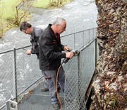 Mitarbeiter der Schelbert Glockenschmiede AG reparierten das beschädigte Steggeländer. (Bild: PD)