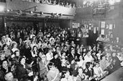 Seit 1967 ein gewohnter Anblick: begeistertes Publikum im Kleintheater. Der Saal selber hat sich seither baulich kaum gross verändert. (Bild: Stephan Wicki/Stadtarchiv Luzern)