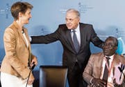 Bundesrätin Simonetta Sommaruga mit dem EU-Kommissar für Migration, Dimitris Avramopoulos (Mitte), und Abdramane Sylla von der Regierung Malis nach der Pressekonferenz zum gestrigen Treffen der Kontaktgruppe zentrales Mittelmeer. (Bild: Peter Klaunzer/EPA (Bern, 13. November 2017))