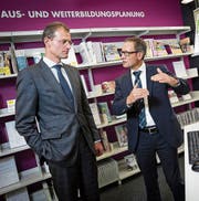 Dienststellenleiter Christof Spöring (rechts) im Gespräch mit Bildungsdirektor Reto Wyss bei der Neueröffnung des Beratungs- und Informationszentrums (BIZ) vor drei Jahren. (Bild: Philipp Schmidli (Luzern, 27. August 2014))