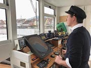 Simon Küttel steuert das MS Schwan entlang der Zuger Altstadt. (Bild: Charly Keiser (17. März 2018))