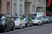 Sind meist besetzt: Parkplätze auf der Sempacherstrasse beim Vögeligärtli. (Bild: Corinne Glanzmann (Luzern, 3. Juli 2017))
