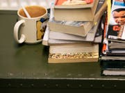 Das Lesen von Büchern erfreut sich gemäss einer Erhebung aus dem Jahr 2014 trotz neuer Medien nach wie vor grosser Beliebtheit. (Archivbild) (Bild: KEYSTONE/CHRISTIAN BEUTLER)