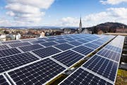 Das Dach des Schulhauses in Rickenbach wird für die Produktion von Solarstrom genutzt. (Bild: PD)