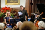 Dreiecksgeschichten mit dem Schweizer Klaviertrio: Der Pianist Martin Lucas Staub liest Briefe von Clara über Robert Schumann und Brahms. (Bild: Corinne Glanzmann)