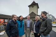 Vor dem Tramhüseli in Emmenbrücke (von links): Simon Kindle vom Künstler-Kollektiv Takt 1-Vertreter, die Emmer Kulturvorsteherin Susanne Truttmann, Marc Pfister (Geschäftsführer der IG-Arbeit, Conny Frey, Präsidentin der Zukunftsgestaltung Emmen und Hardi Bisig, Mitglied des Stiftungsrat. (Bild Pius Amrein)