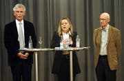 Markus Stadler, Heidi Z'graggen und Alf Arnold Rosenkranz (von links) am Podium. (Bild Angel Sanchez/Neue UZ)