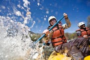 Risikosportarten wie etwa Canyoning sind vom sogenannten Risikoaktivitätengesetz erfasst. Dieses will der Bundesrat nun aus Spargründen wieder ausser Kraft setzen. (Bild: Getty)