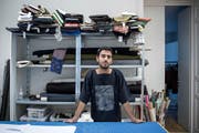 Student Rami Shalati im Atelier seines Ausbildungsbetriebs. (Bild: Pius Amrein (Luzern, 25. September 2017))