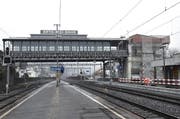 Noch immer Baustelle: Die Talstation der Arth-Rigi-Bahn in Gildau mit dem historischen Hochperron. Saniert und teilweise abgetragen wird der Zugangsturm (rechts). (Bild: PD)