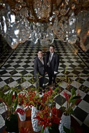 Verlassen das Hotel Palace: Catherine und Raymond Hunziker. (Bild: Pius Amrein (Luzern, 6. Februar 2013))
