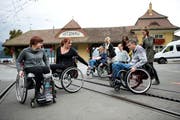 Angela Fallegger und Michelle Schönenberger (von links) schauen Tim Shelton vom Schweizer Paraplegiker-Zentrum zu, wie die Schienen der Zahnradbahn bei Vitznau zu überwinden sind. (Bild: Corinne Glanzman / Neue LZ)