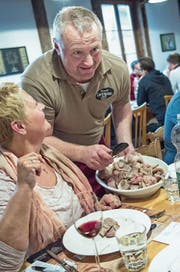 Gastgeber Werner Bühler bringt an der «Brönni-Metzgete» so manche Spezialität auf den Tisch. (Bild: Pius Amrein (Schwarzenberg, 11. November 2017))